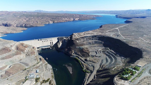 El Gobierno eliminaría un organismo que controla represas y hay tensión en el sur