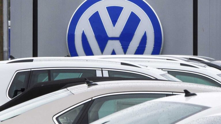 Alemania: Volkswagen quiere lograr un acuerdo con sindicatos por el cierre de plantas antes de fin de año