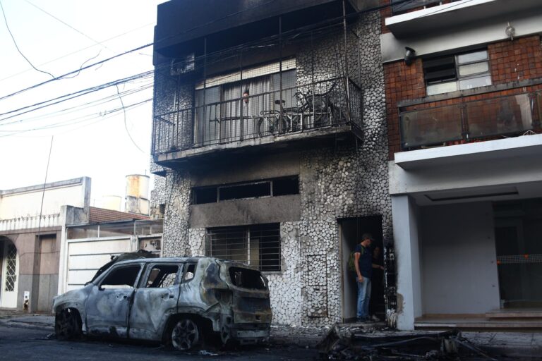 Parque Chas: se incendió un contendor de basura y el fuego quemó dos autos y el frente de una casa