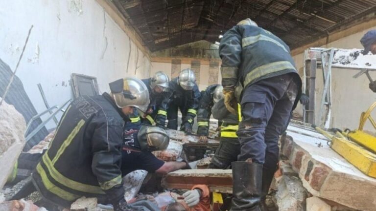 Derrumbe en un galpón de Temperley: así rescataron a un obrero