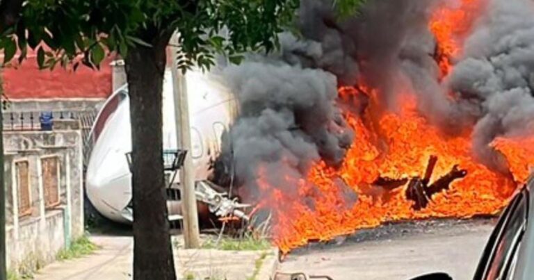 Un avión privado despistó en el aeropuerto de San Fernando y terminó incrustado contra una casa: murieron el piloto y el copiloto