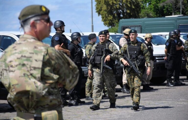 Milei autorizó a las Fuerzas Armadas a actuar en las fronteras, contra el terrorismo y ciberataques