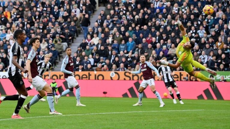 Premier League: el Newcastle goleó 3 a 0 al Aston Villa del «Dibu» Martínez en el Boxing Day