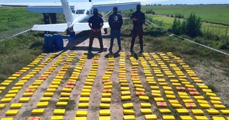 Un avión aterrizó de emergencia porque se quedó sin combustible: llevaban 359 kilos de cocaína