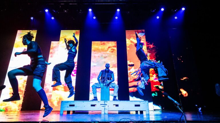 Mayumana vuelve a sorprender con sincronía perfecta y humor clownesco