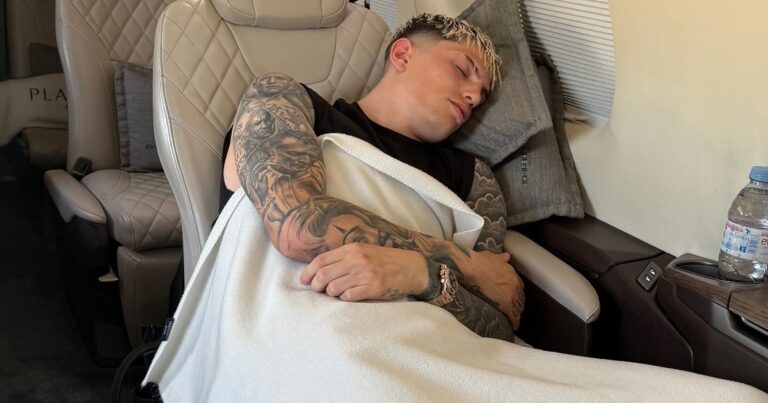 El enigmático posteo de Garnacho en un avión, en medio de los rumores sobre su futuro