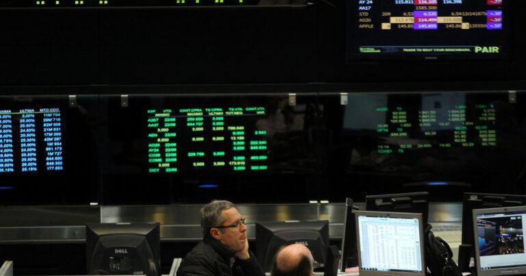 El dólar cerró a $ 1.305 tras el anuncio de Milei sobre las retenciones al campo