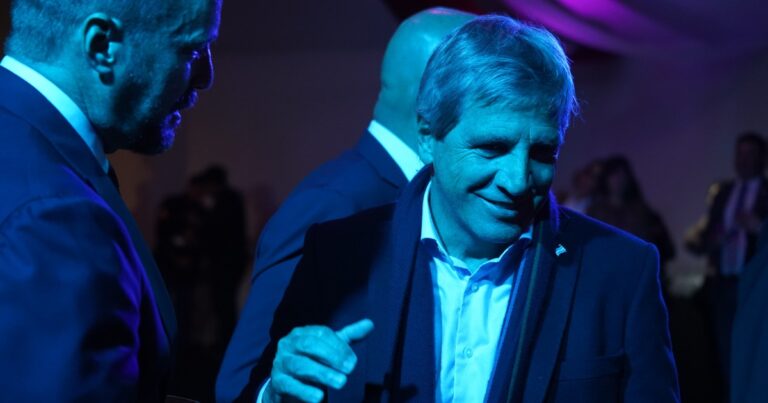 El dólar «flota» y se acerca al techo de la banda: cuándo puede intervenir el Gobierno para bajarlo y cómo