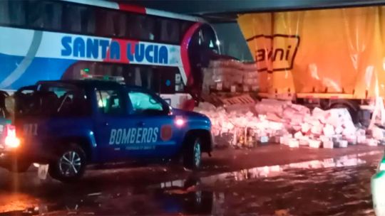 Choque fatal en la ruta nacional 11: murieron 3 personas y 10 debieron ser atendidas