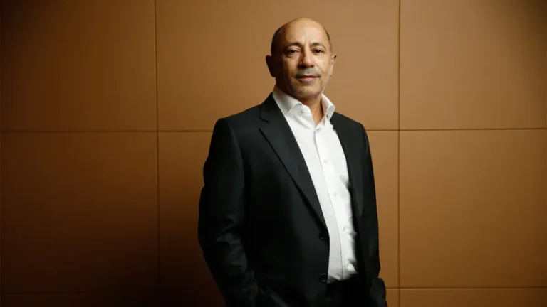 Quién es Alan Howard, el multimillonario que domina las inversiones desde las sombras y huye de las cámaras