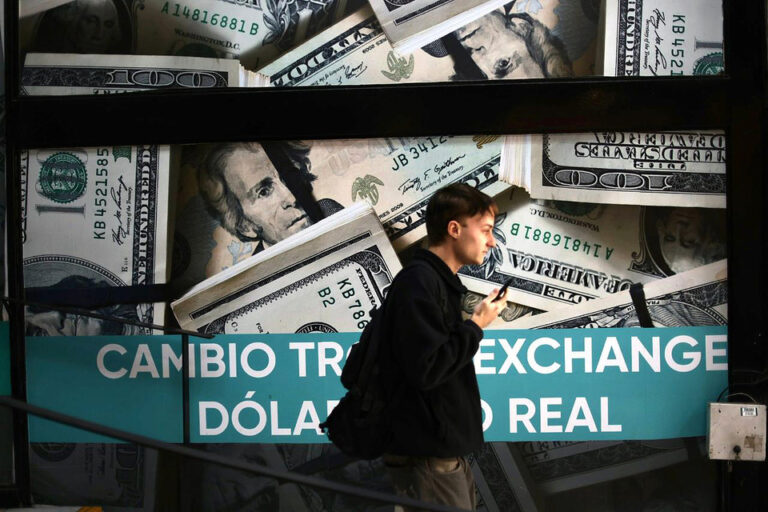 El dólar se estabiliza en el escalón de 1340