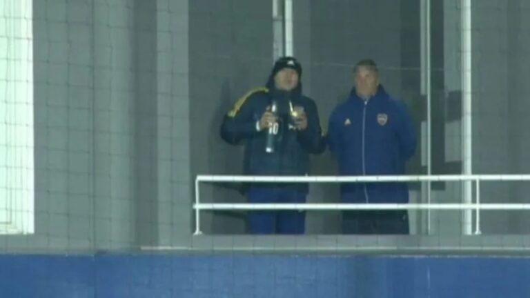Una señal en medio de la crisis: Riquelme reapareció en la derrota de la Reserva de Boca