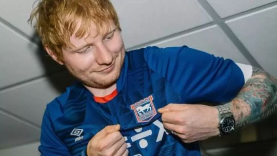 Un nuevo «caso Spreen»: un club inglés fichó al cantante Ed Sheeran