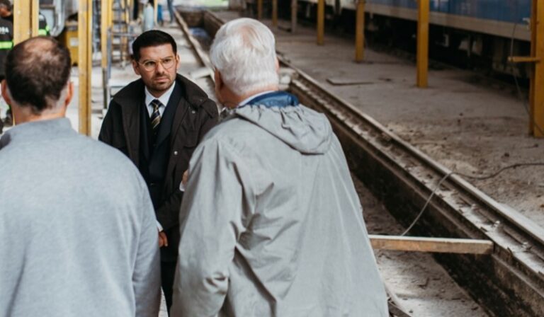 El dueño de Carajo toma distancia de Santiago Caputo y busca un puente con los Menem