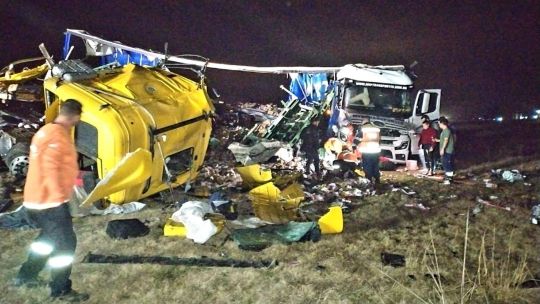 Chocaron dos camiones en la autopista que une Rosario y Córdoba: falleció uno de los conductores