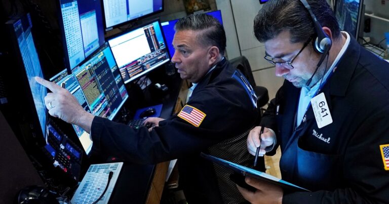 Mercados en rojo: escala el dólar y se hunden las acciones y los bonos argentinos