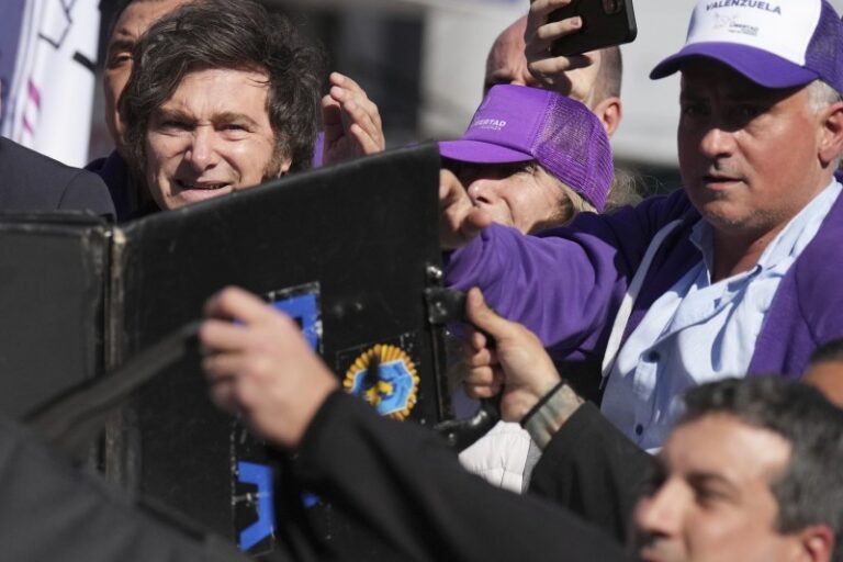 Las coimas de Karina hunden a Milei: el 60% rechaza su gobierno y por primera vez lo supera Kicillof