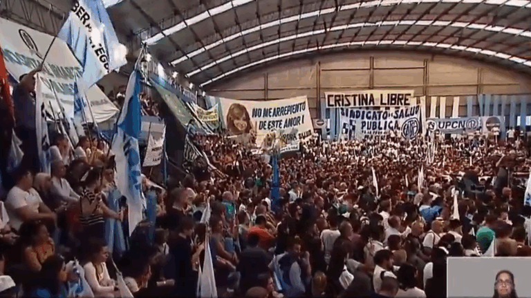 Cristina Kirchner participó del acto de Axel Kicillof para pegarle al Gobierno: «Me hace acordar al 2001»