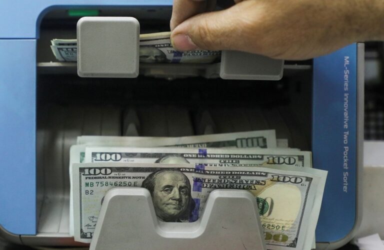 El Banco Central aprieta más a los bancos para contener al dólar