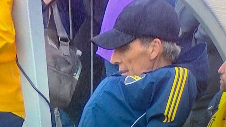 El video viral entre los hinchas de Boca: Miguel Ángel Russo se quedó dormido en pleno partido?