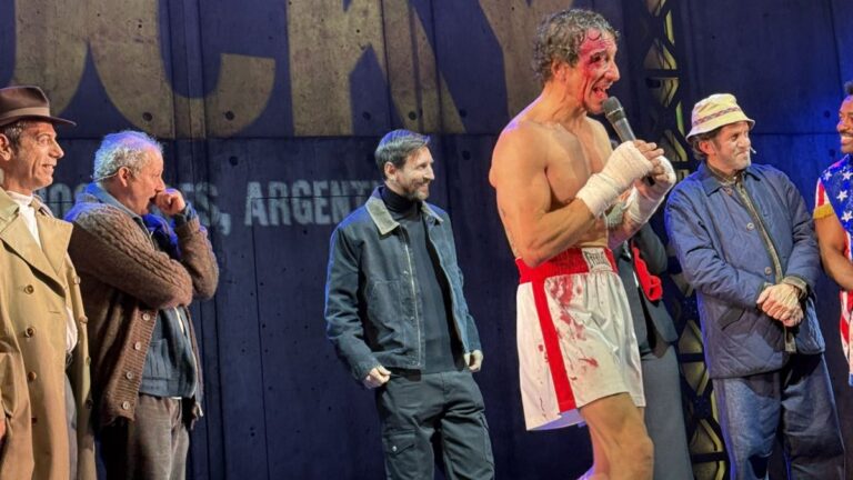 Locura albiceleste: Lionel Messi fue a ver a Nico Vázquez al teatro y revolucionó la calle Corrientes