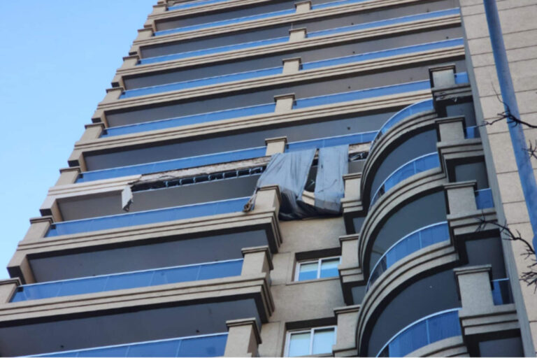 Otro desprendimiento de mampostería en Córdoba encendió alarmas de seguridad