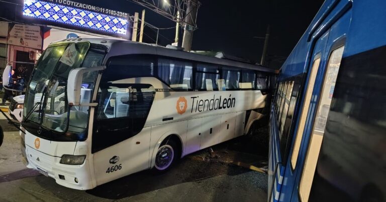 Un tren embistió a un colectivo que cruzó con la barrera baja en Ezeiza: hay 12 heridos y demoras
