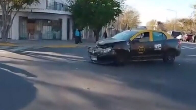 Fuerte choque entre un colectivo y un taxi en Mataderos dejó tres heridos