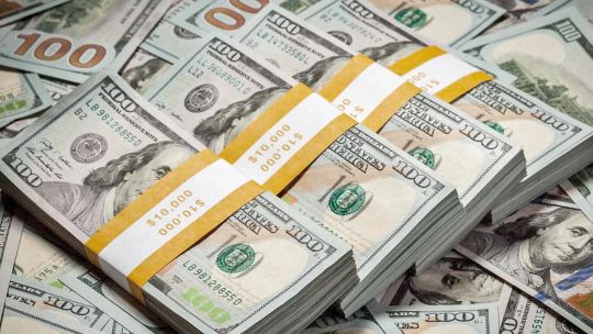 El dólar continuó su escalada y superó los $1.500 en bancos