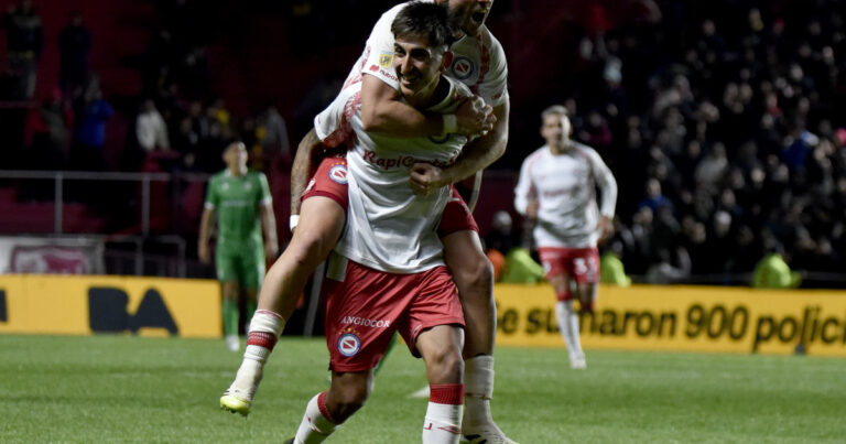 Con un Molina incontenible, Argentinos aplastó a Banfield y se acerca a la zona de playoffs