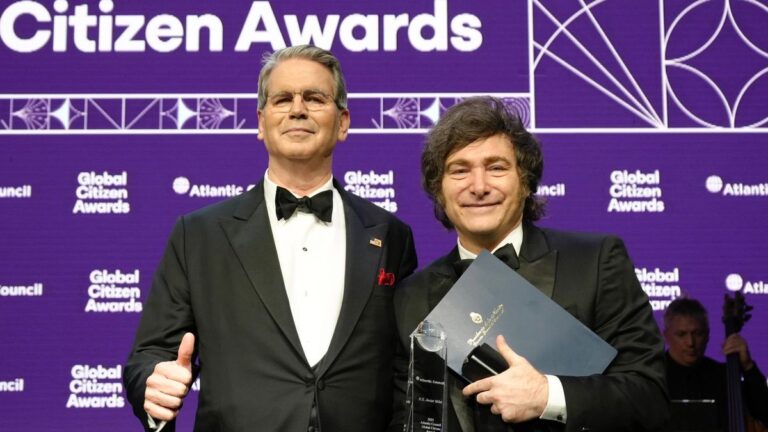 Javier Milei recibió en EEUU un premio de manos de ScottBessent y agradeció el «espaldarazo de apoyo a la Argentina»