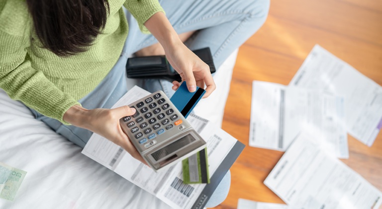 Familias endeudadas: el 25% pidió préstamos y 50,9% compró en cuotas en el primer semestre